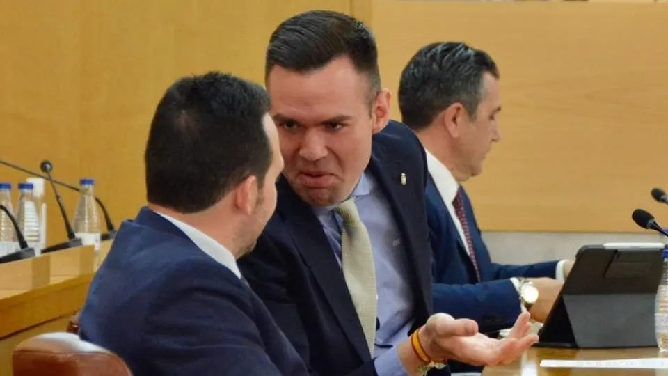  Verdejo hablando con Redondo con Rontom&eacute; al fondo durante el Pleno de este mi&eacute;rcoles./Alejandro Castillo 