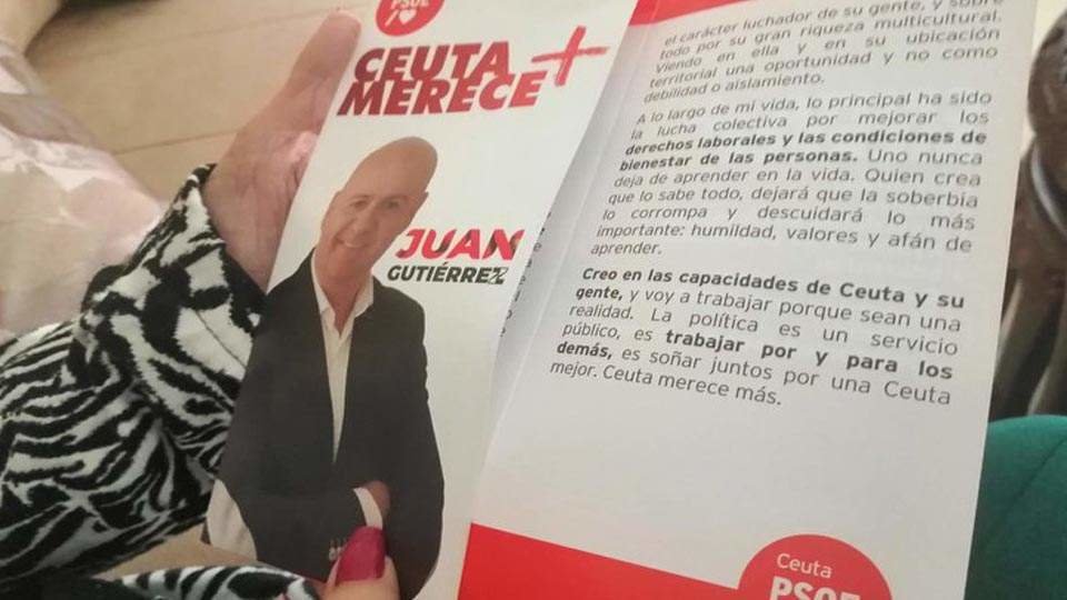 Tríptico distribuido por el PSOE en los buzones de las comunidades de vecinos (REPRODUCCIÓN)