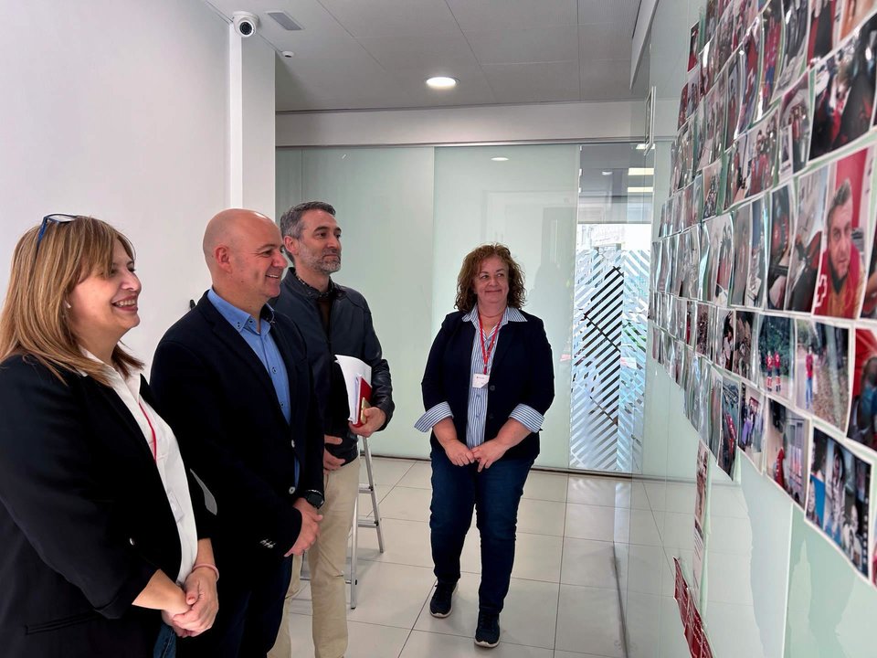 Visita del PSOE a la sede de Cruz Roja