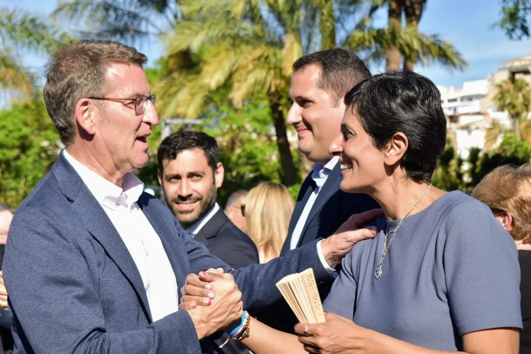 Chandiramani saluda a N&uacute;&ntilde;ez Feij&oacute;o durante una de las visitas del l&iacute;der popular a Ceuta (C.A./ARCHIVO)