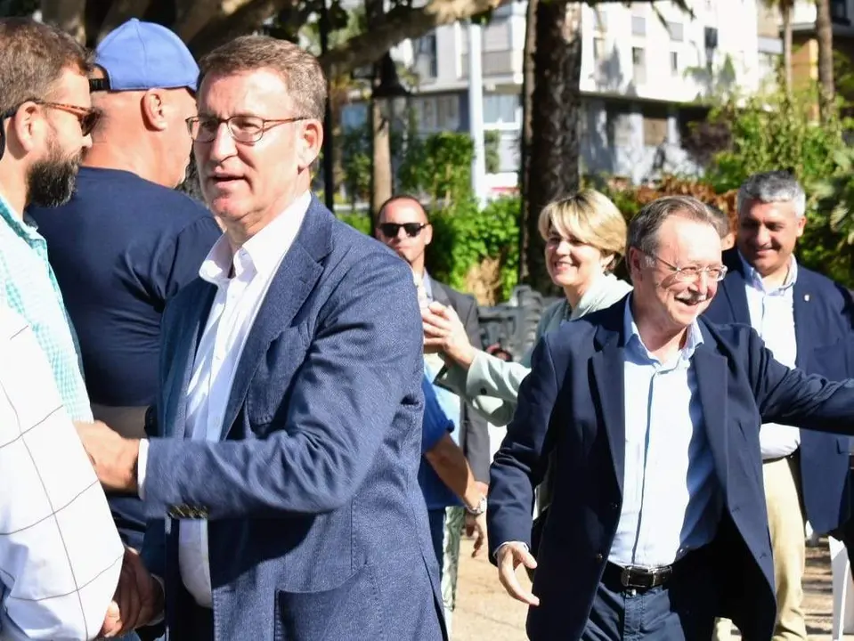 Alberto N&uacute;&ntilde;ez Feij&oacute;o y Juan Vivas en el acto celebrado este jueves en el Parque Mar&iacute;timo