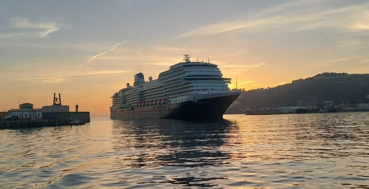 El crucero Nieuw Statendam llegando al Puerto de Ceuta (C.A.)