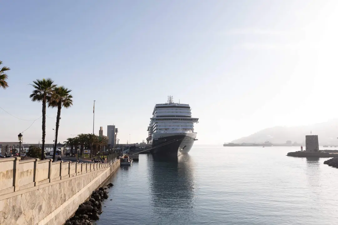 Crucero &lsquo;Nieuw Statendam&rsquo; atracado en el Muelle Espa&ntilde;a de Ceuta