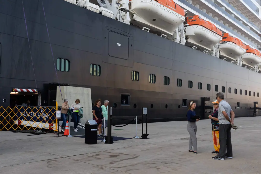 Crucero &lsquo;Nieuw Statendam&rsquo; atracado en el Muelle Espa&ntilde;a de Ceuta
