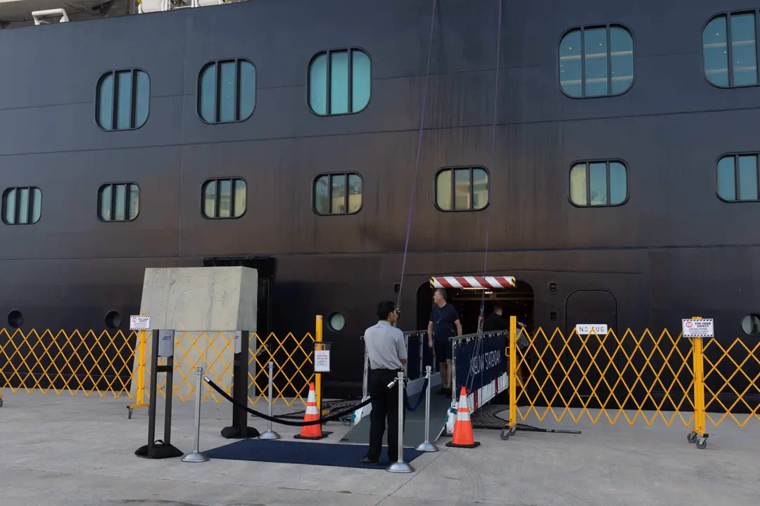 Crucero &lsquo;Nieuw Statendam&rsquo; atracado en el Muelle Espa&ntilde;a de Ceuta