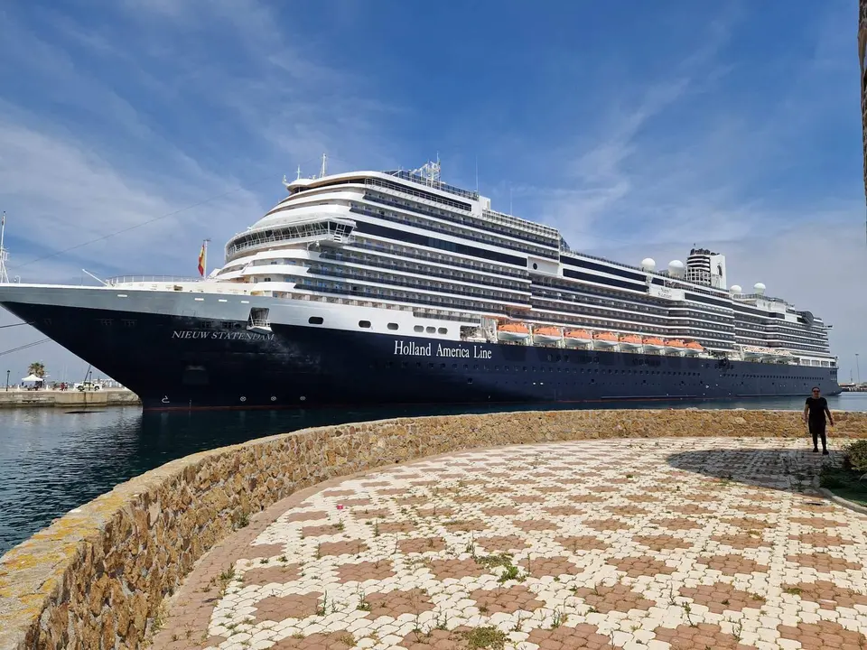 Crucero &lsquo;Nieuw Statendam&rsquo; atracado en el Muelle Espa&ntilde;a de Ceuta