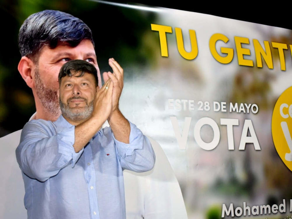  Mohamed Mustafa, candidato de Ceuta Ya! durante la pegada de carteles / Rafa Báez 