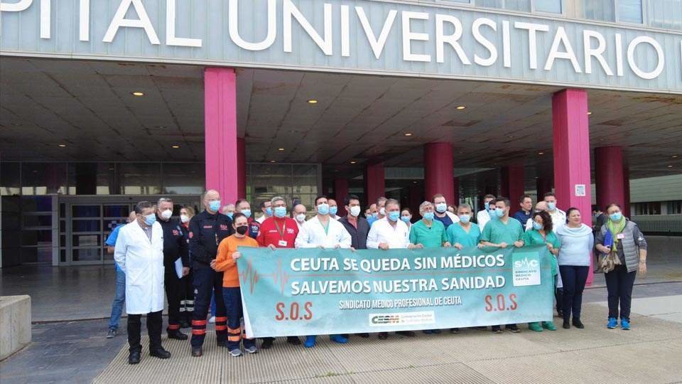 Concentración de médicos a la puerta del Hospital Universitario (C.A.)