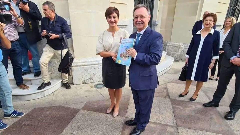 La ministra de Pol&iacute;tica Territorial, Isabel Rodr&iacute;guez, y el presidente de la Ciudad, Juan Vivas, muestran el documento del Plan Integral (C.A./ARCHIVO)