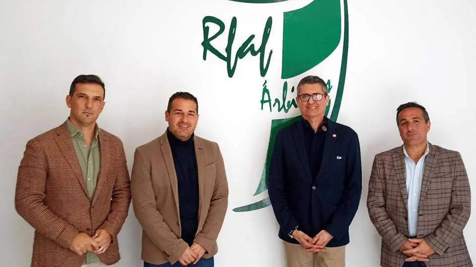 Antonio Garc&iacute;a (segundo por la derecha), en la sede de la Real Federaci&oacute;n Andaluza de F&uacute;tbol (RFFCE)