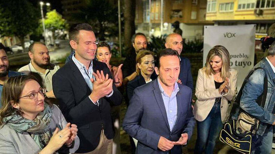 Los candidatos de Vox, durante el acto de pegada de carteles (C.A./ARCHIVO)