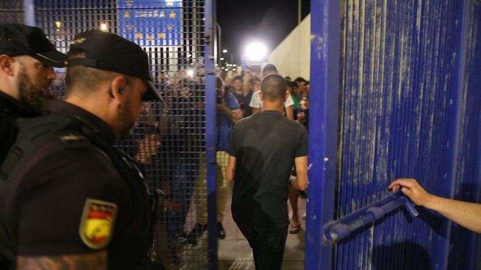 La frontera del Tarajal entre España y Marruecos ha abierto esta noche después de un año cerrada (ALEJANDRO RUESGA)
