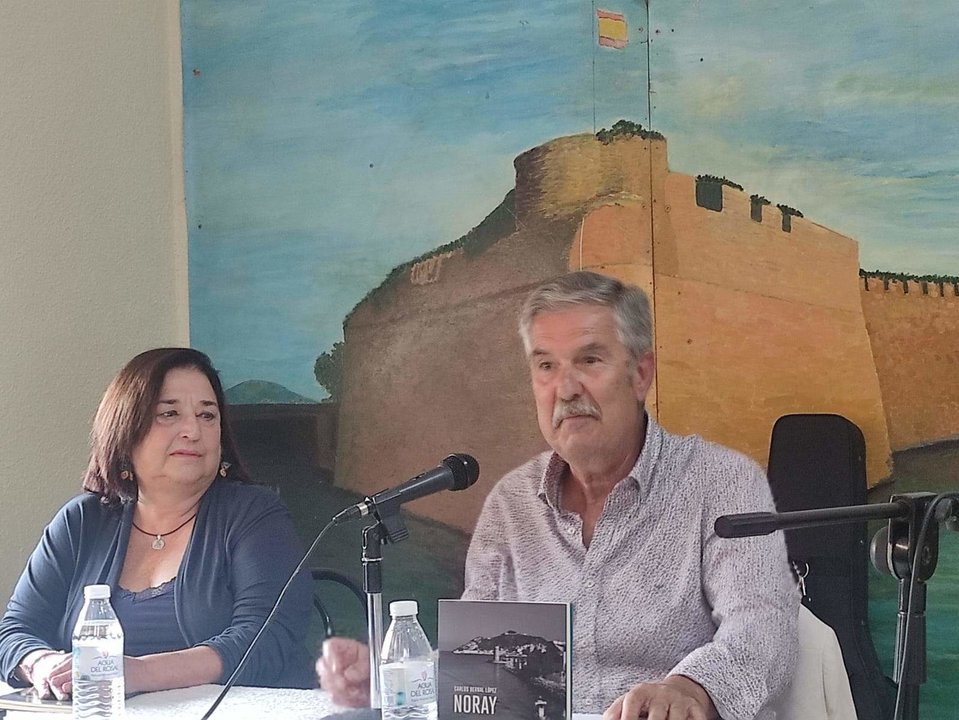 El ceutí Carlos Bernal presenta su libro «Noray» en Algeciras