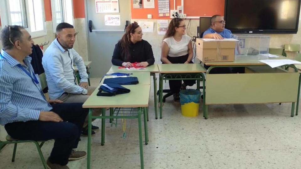 Los miembros de una mesa del colegio Rosalía de Castro, minutos antes del inicio de las votaciones (UTE)