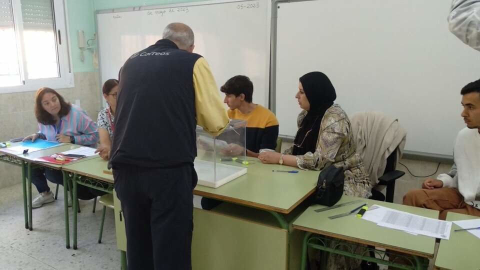  Un funcionario de Correos, votando en un colegio electoral 