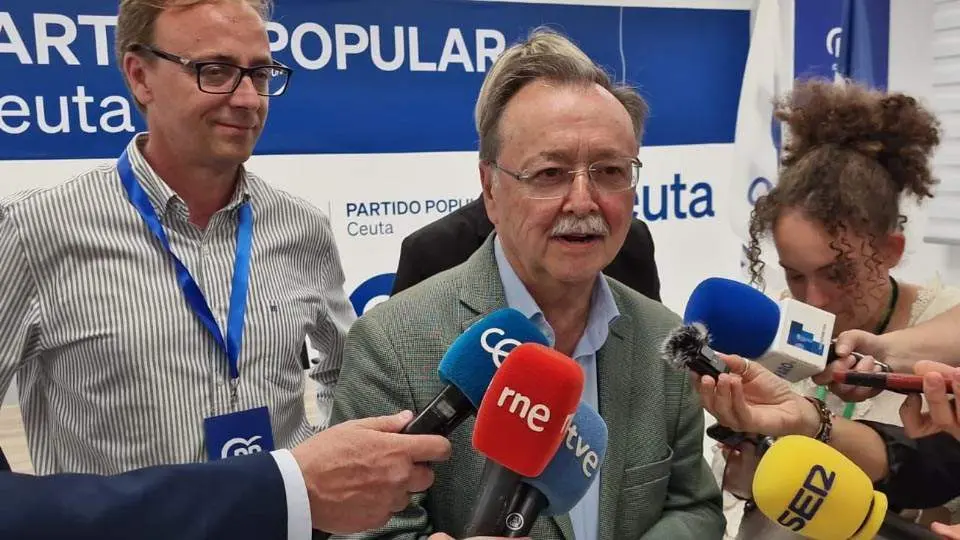 Vivas atiende a los periodistas tras confirmarse su victoria en los comicios (UTE)
