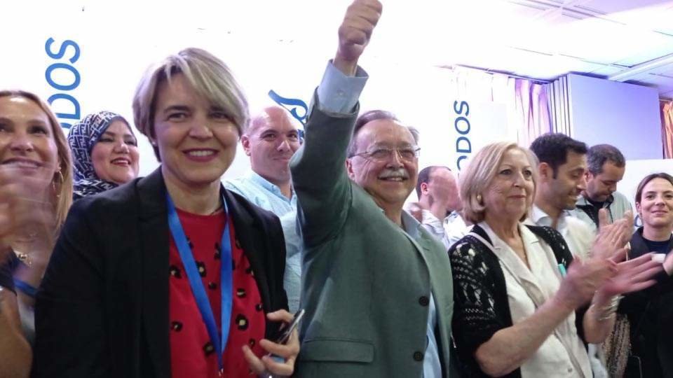 Vivas celebra la victoria popular junto a la secretaria general del partido, Yolanda Bel (UTE)