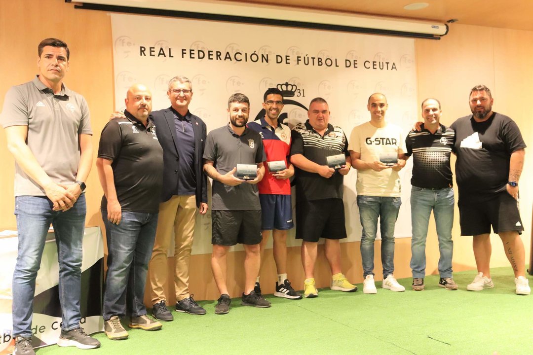 Homenaje de la RFFCE a los equipos participantes en los Nacionales de Clubes