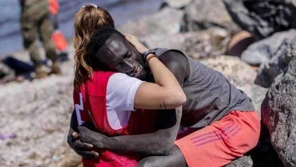 Imagen del ic&oacute;nico abrazo entre Abdou y Luna