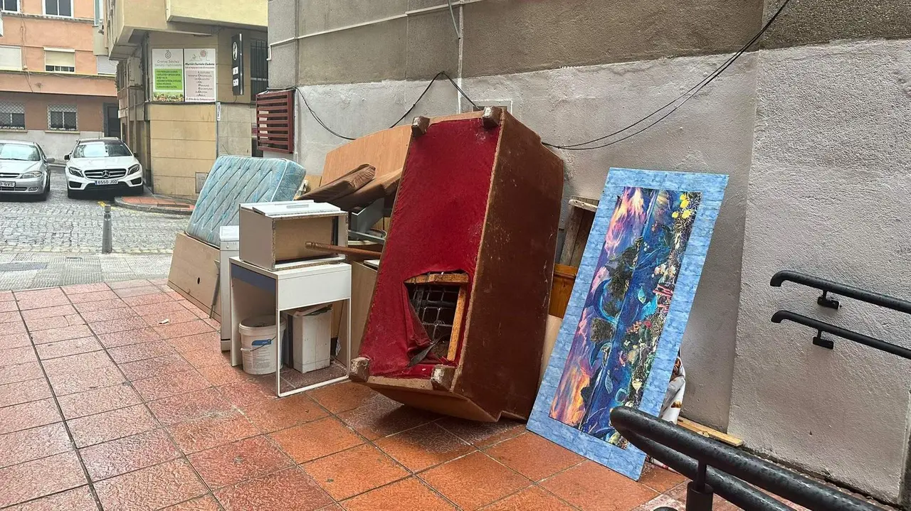Enseres abandonados en la calle Correa