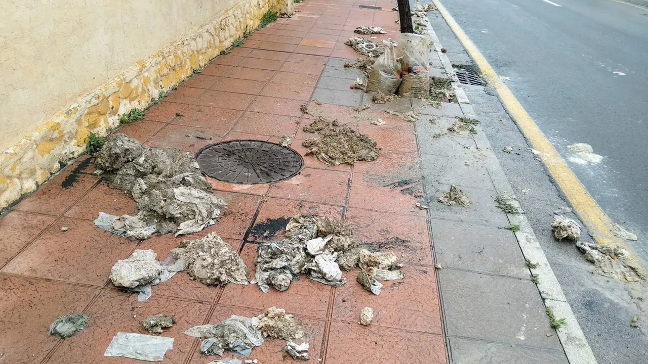 Toallitas higi&eacute;nicas atascan las alcantarillas y salen a la superficie (S.I.)