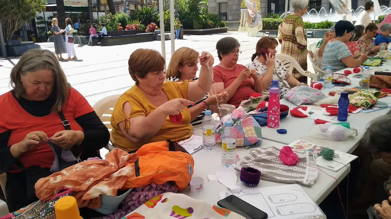 D&iacute;a Mundial de Tejer en P&uacute;blico en la Plaza de los Reyes