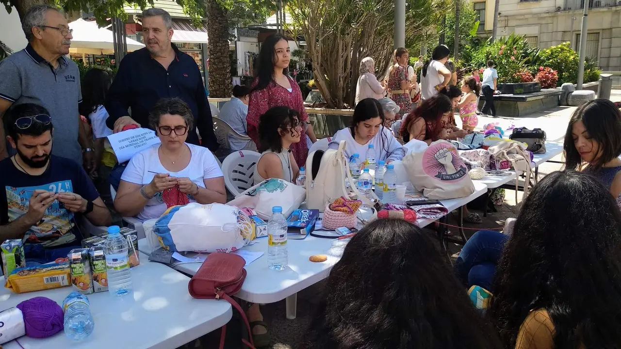 D&iacute;a Mundial de Tejer en P&uacute;blico en la Plaza de los Reyes
