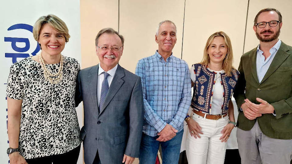 Javier Maroto, junto a los candidatos al Senado y el presidente y la secretaria de organización del PP de Ceuta / Laura Ortiz