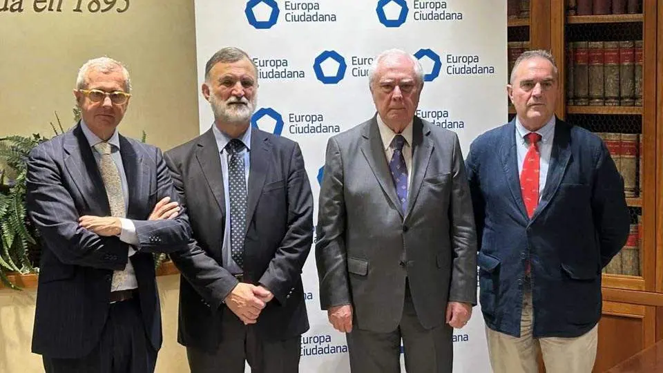 Fotografia de los participantes en el acto de presentaci&oacute;n del informe (CEDIDA) GAN PAMPOLS EUROPA CIUDADANA