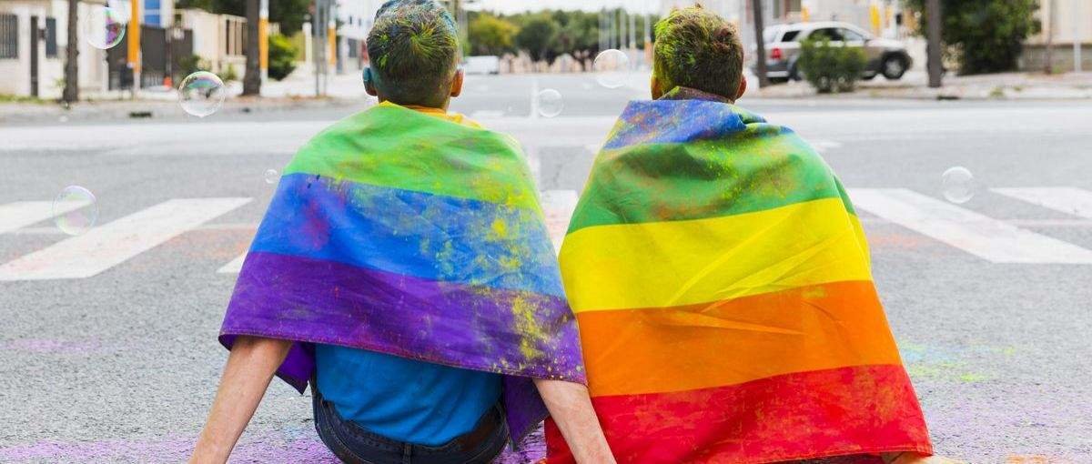 Dos personas del colectivo LGTBIQ+ en la celebración del Orgullo (Freepik)