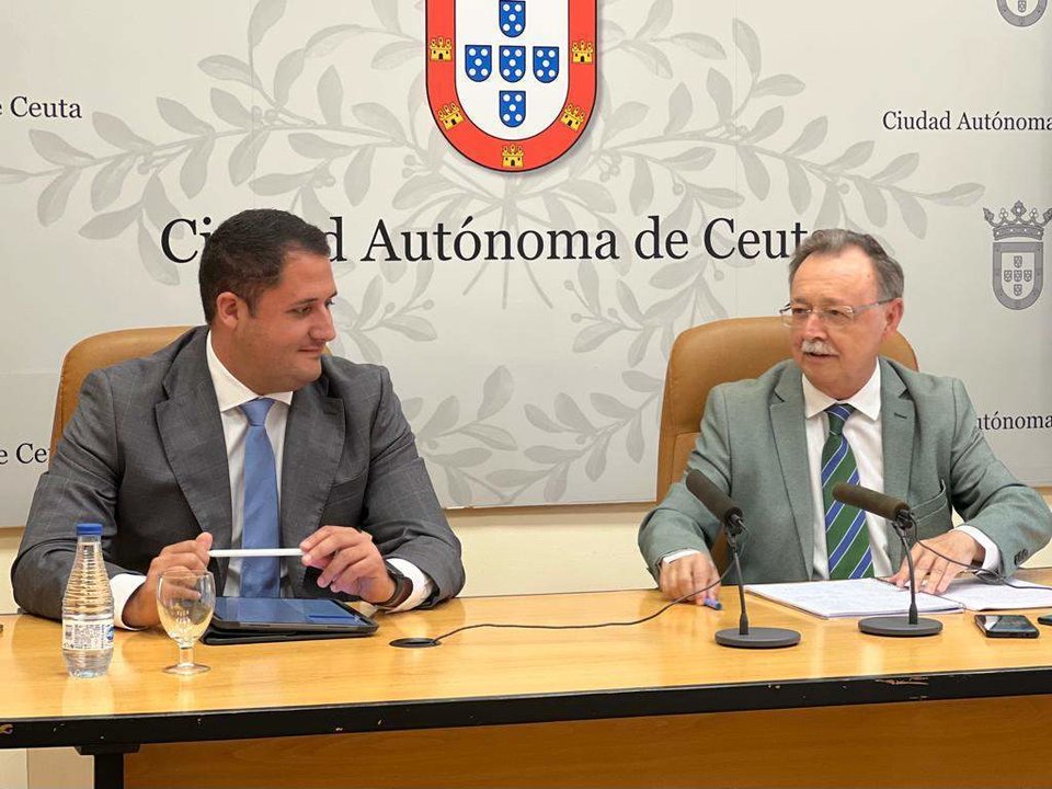 Juan Vivas, acompañado por Alejandro Ramírez, en la presentación de las medidas