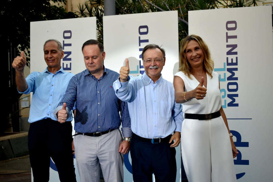  Los candidatos del PP junto al presidente del partido este jueves en el acto previo al inicio de campaña / Rafa Báez 