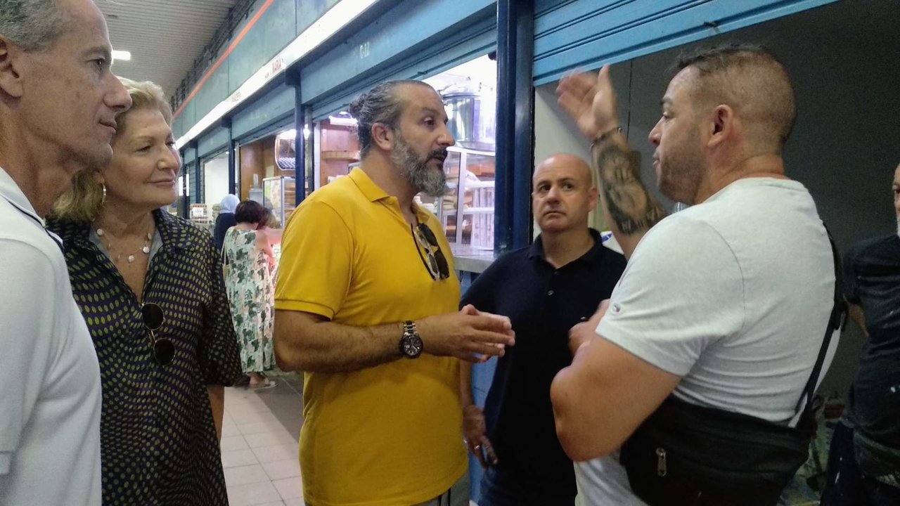 Adil Mohamed en el Mercado Central compartiendo impresiones con los adjudicatarios de los puestos