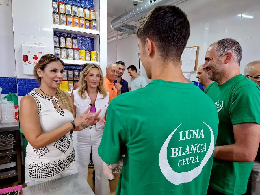 Los candidatos del PP durante su visita a las instalaciones de Luna Blanca / Laura Ortiz
