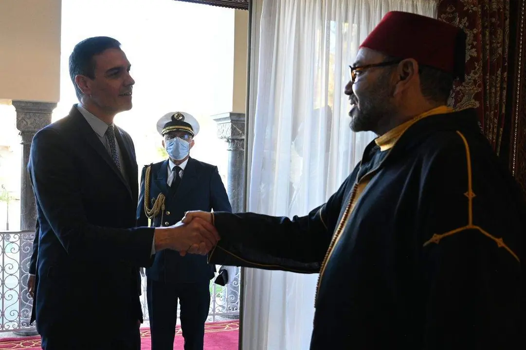 Pedro S&aacute;nchez durante el encuentro con&nbsp;el rey de Marruecos en abril de 2022 (Moncloa)