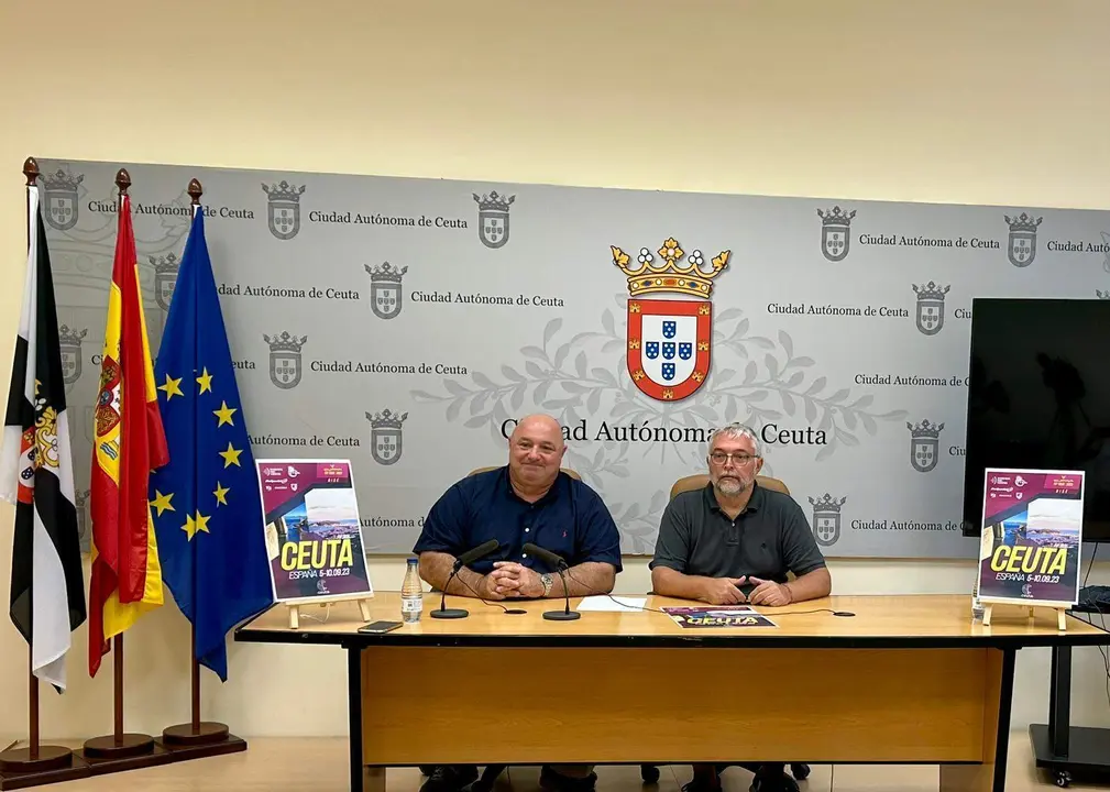Nicola Cecchi junto a Agust&iacute;n Atencia en la presentaci&oacute;n del II Torneo Internacional de P&aacute;del de Ceuta