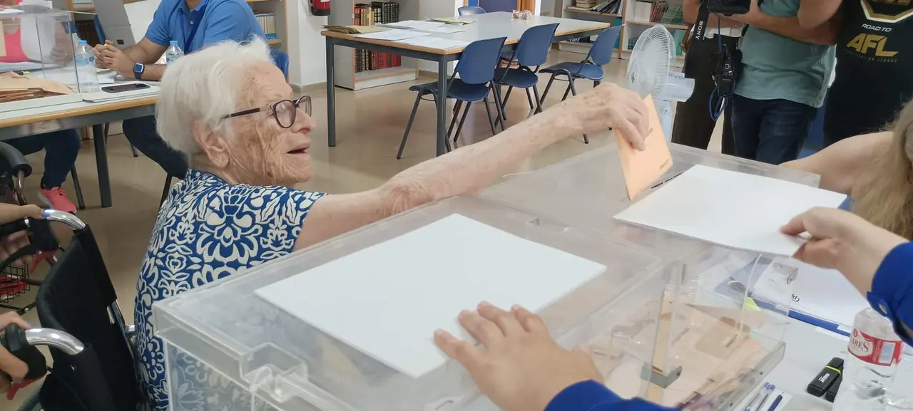 Una jornada electoral at&iacute;pica: urnas, toalla y playa