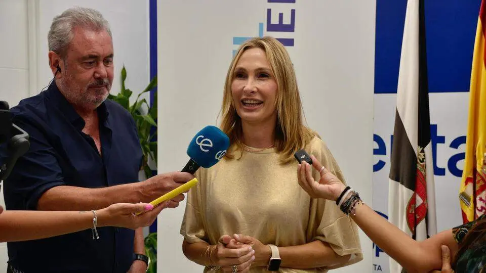  La candidata al Senado, Cristina D&iacute;az, en su primera comparecencia ante los medios en Ainara 