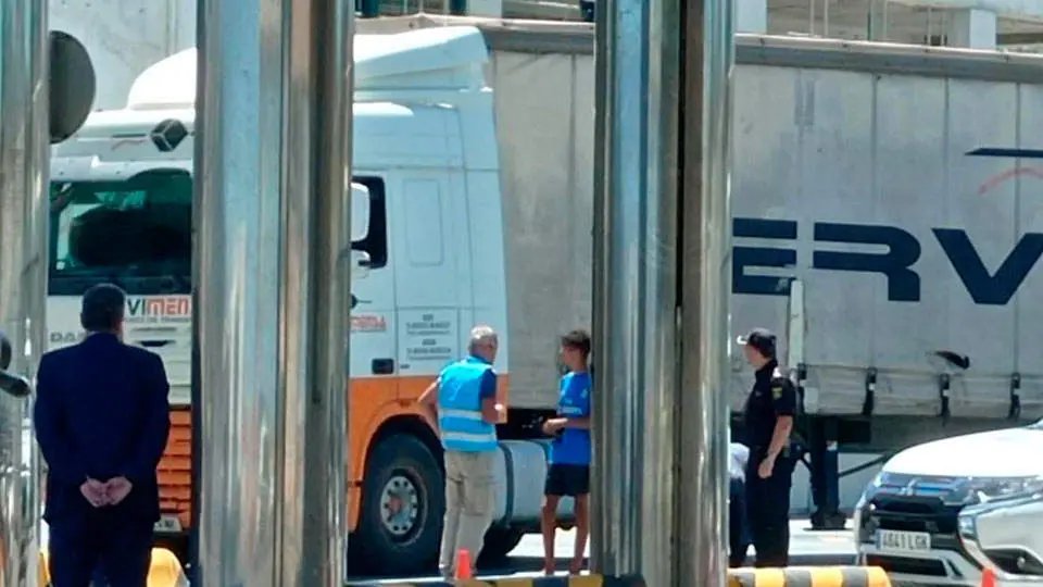 Momento en el que el joven migrante es interceptado (C.A.)