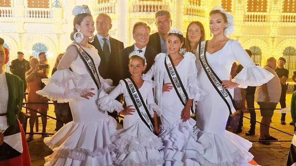 Las reinas de las fiestas posan junto a las autoridades frente a la portada (PABLO MAT&Eacute;S)