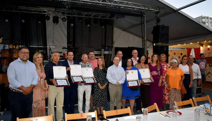  Los representantes de las Casas Regionales durante el homenaje celebrado en el Pabell&oacute;n Municipal / Rafa B&aacute;ez 