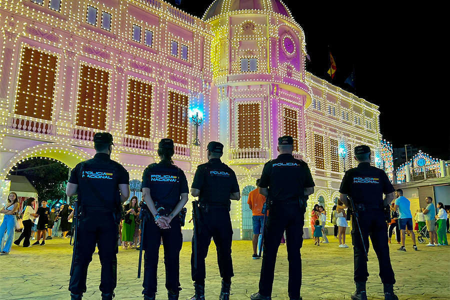  Policía Nacional en la Feria / Daniel Hernández 