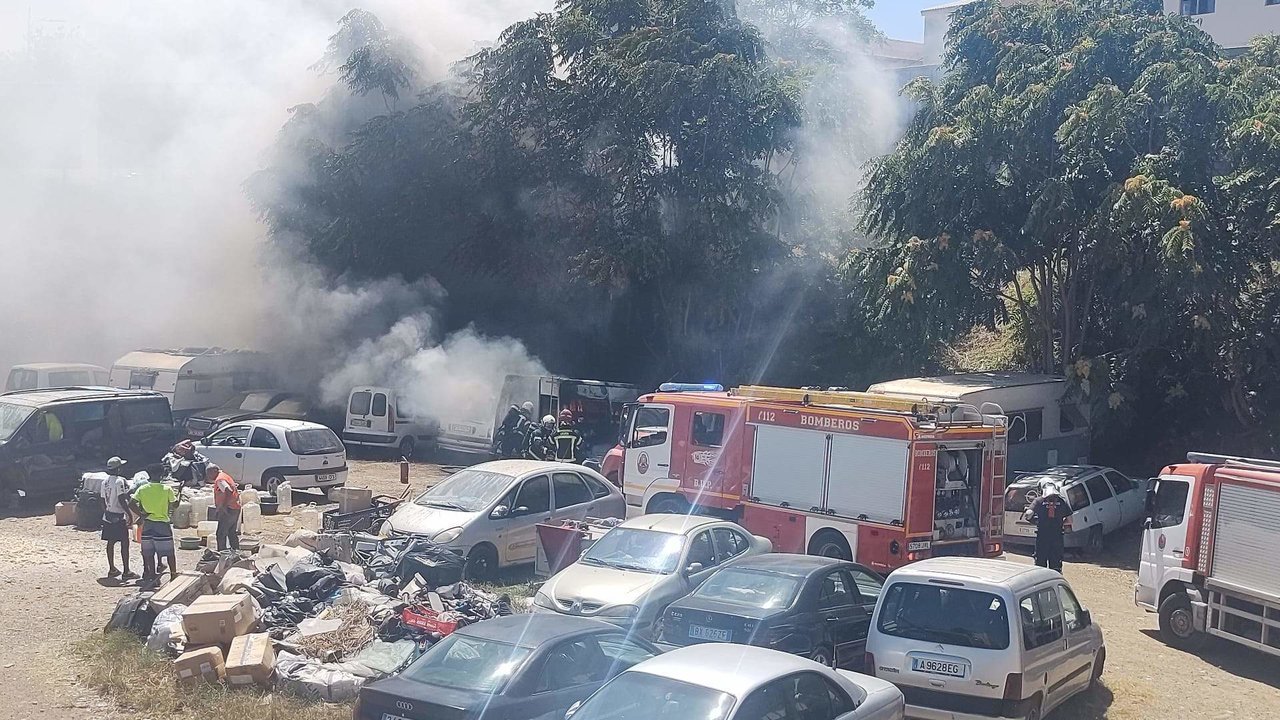 Incendio de un vehículo en Parque Ceuta