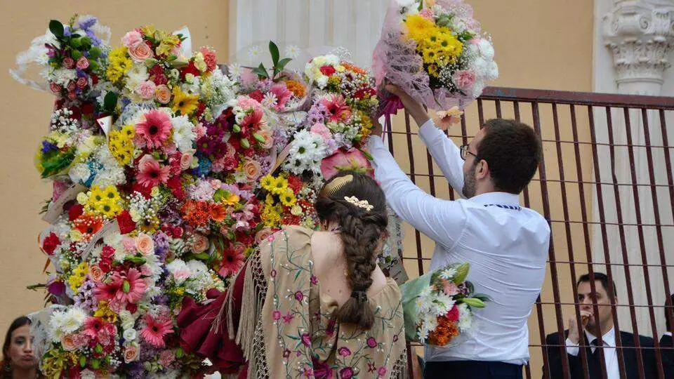 Ofrenda floral a la virgen de &Aacute;frica