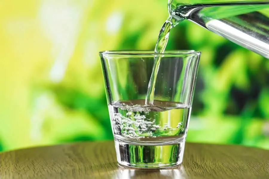 vaso-agua-macro-shot_53876-65290