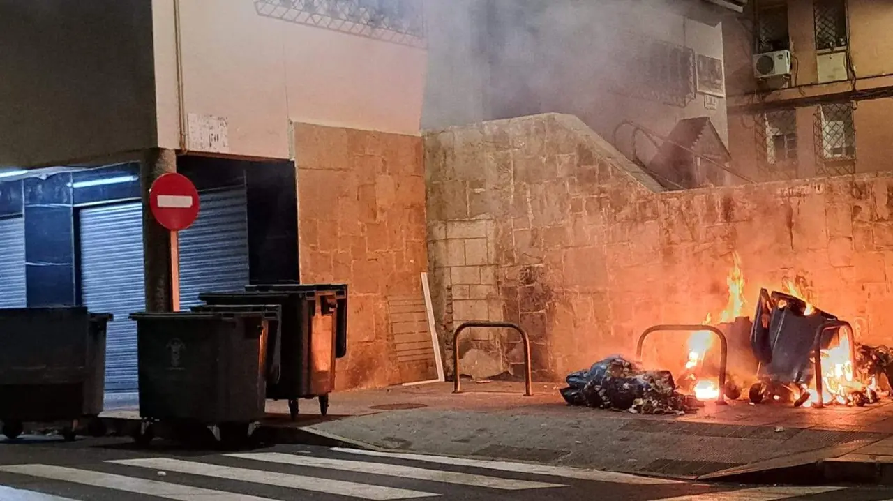Incendio contenedores El Mixto