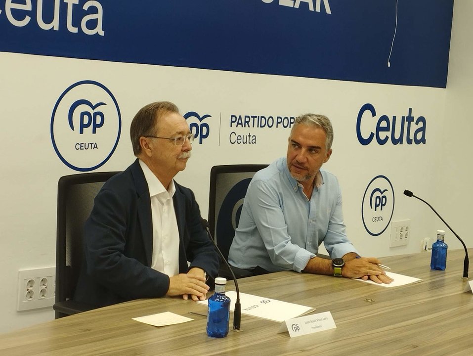 El presidente del partido popular de Ceuta, Juan Vivas, junto al coordinador general del partido, Elías Bendodo, este sábado