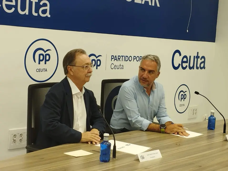 El presidente del partido popular de Ceuta, Juan Vivas, junto al coordinador general del partido, El&iacute;as Bendodo, este s&aacute;bado