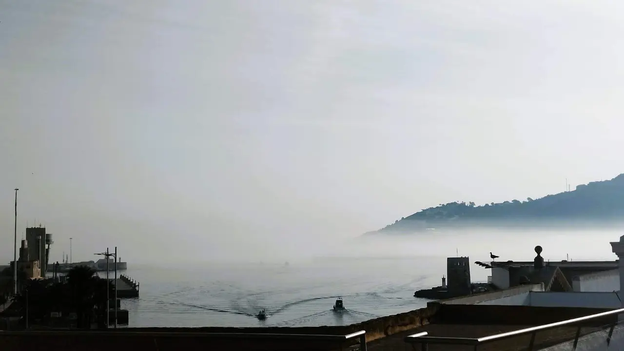 Bah&iacute;a norte, niebla y barcos entrando al puerto deportivo