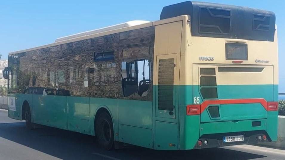 Autobús apedreado en Martínez Catena